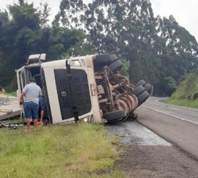 Imagem referente a Motorista fica ferido após tombamento de carreta na BR-376, entre Mauá da Serra e Ortigueira