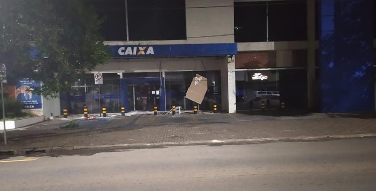 Imagem referente a Invasão e troca de tiros: bandidos invadem banco em Telêmaco Borba
