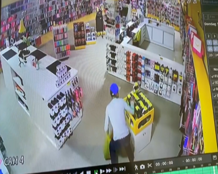 Imagem referente a Câmeras flagram ação de arrombamento e furto em loja no Centro de Cascavel