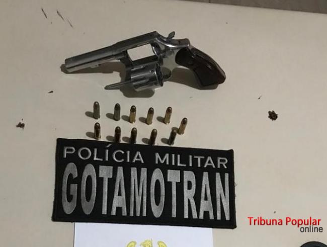 Imagem referente a GOTAMOTRAN detém indivíduo com revólver calibre 38 no Jardim Nacional, em Foz do Iguaçu