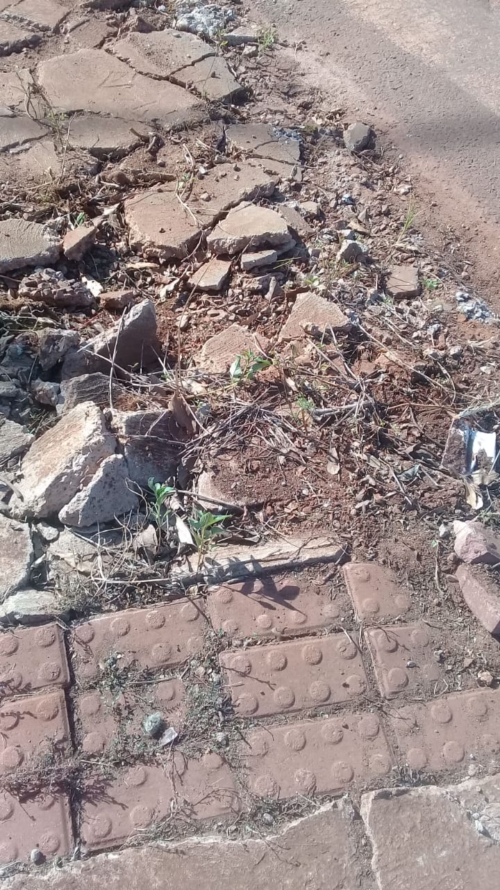 Imagem referente a Ecopark Oeste: Moradora cobra reparo em calçada danificada por máquinas
