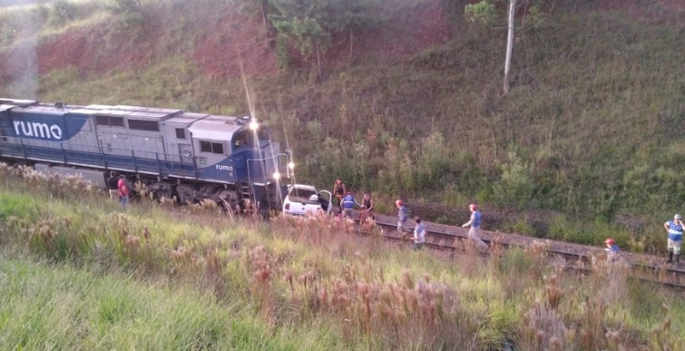 Imagem referente a Em Ponta Grossa, carro é atingido e arrastado por trem