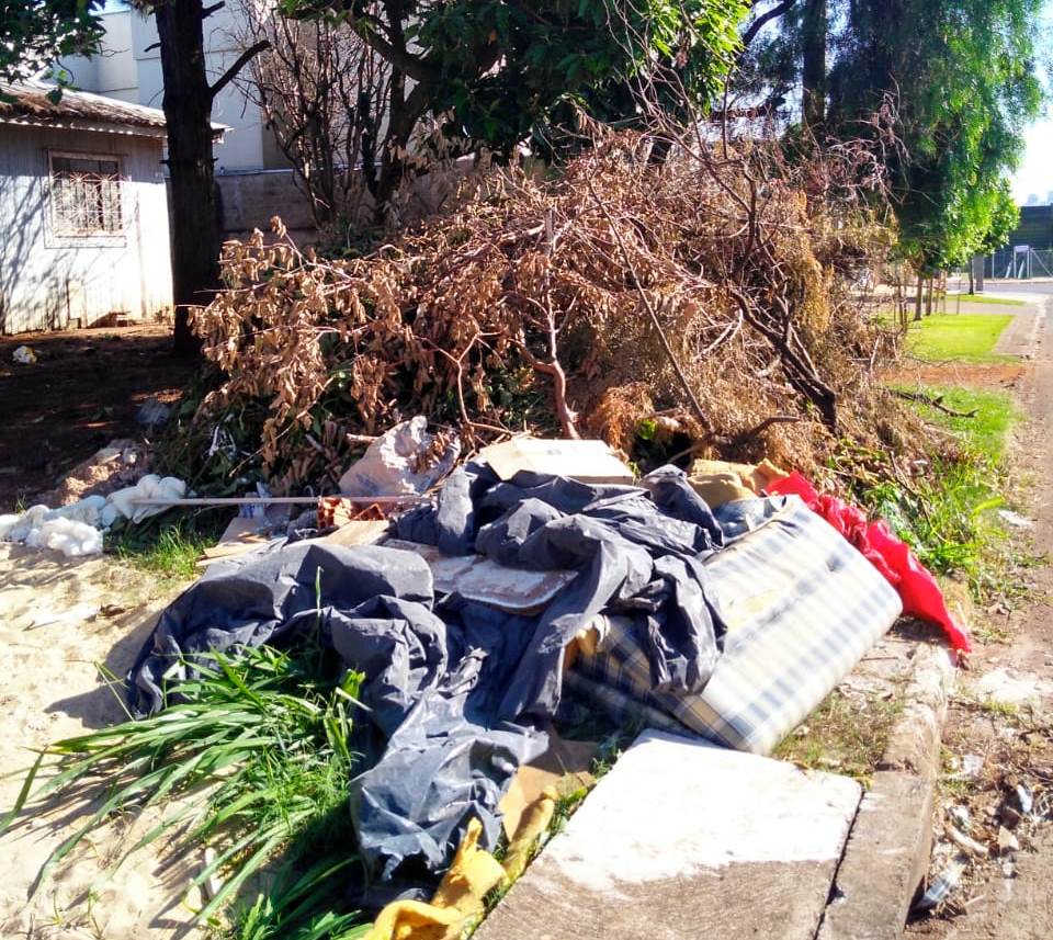 Imagem referente a Moradores reclamam de descarte irregular de lixo no Bairro Esmeralda