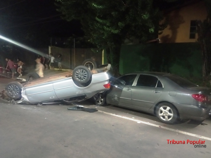 Imagem referente a Carro capota e duas pessoas ficam feridas em Foz do Iguaçu