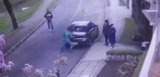 Imagem referente a Vídeo mostra ladrão dando voz de assalto à família que conversava em frente a residência, em Curitiba