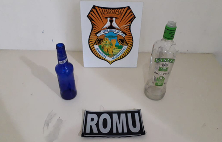 Imagem referente a ‘Folião’ joga garrafa de bebida em guardas e acaba preso, em Ponta Grossa