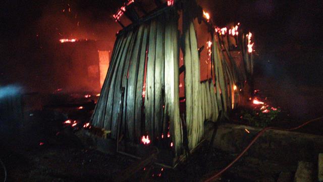 Imagem referente a Fogo destrói residência de madeira no distrito de Jaracatiá, em Goioerê