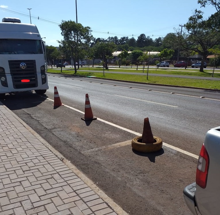 Imagem referente a Internauta questiona cones colocados em faixa de estacionamento na Avenida Tancredo Neves, perto do HU
