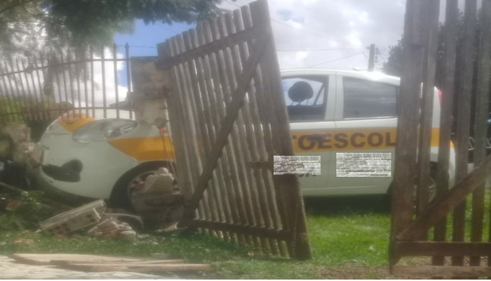 Imagem referente a Laranjeiras do Sul: Veículo de autoescola bate em muro e causa danos