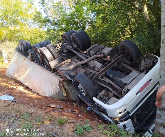 Caminhão tomba sobre carro na PR-281 entre Santa Izabel do Oeste e Salto do Lontra e deixa vítimas