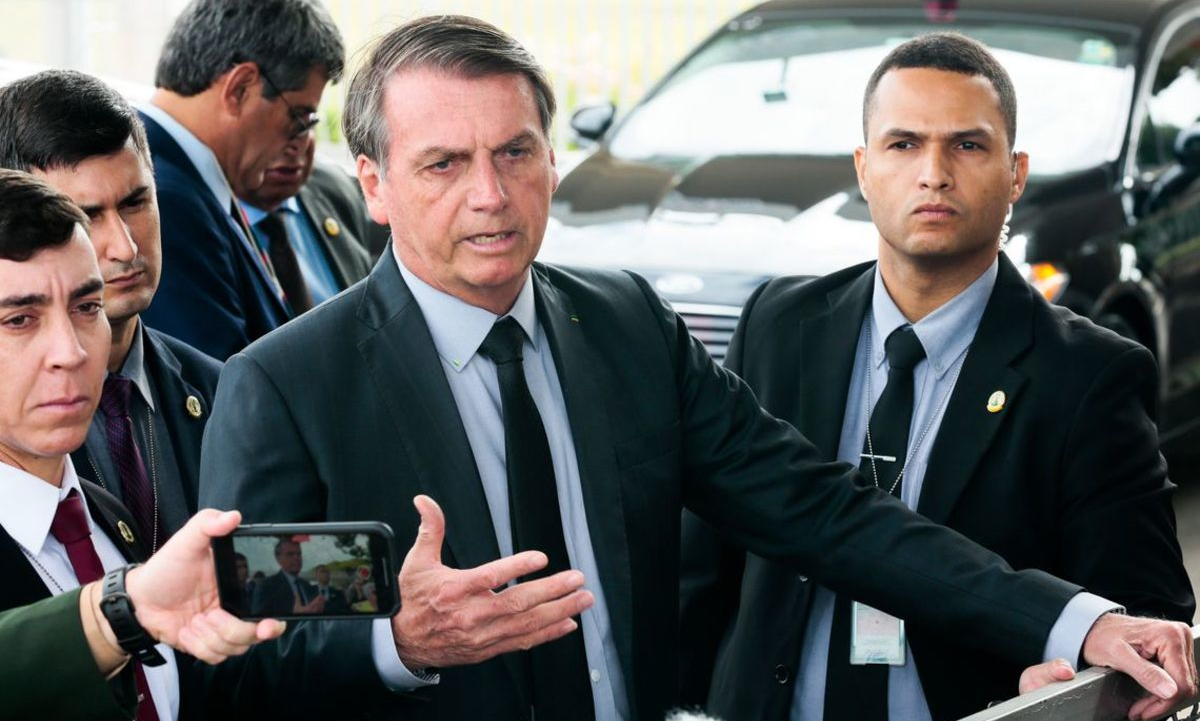 Imagem referente a Um dia após ‘fico’ de Mandetta, Bolsonaro evita responder se vai reabrir comércio