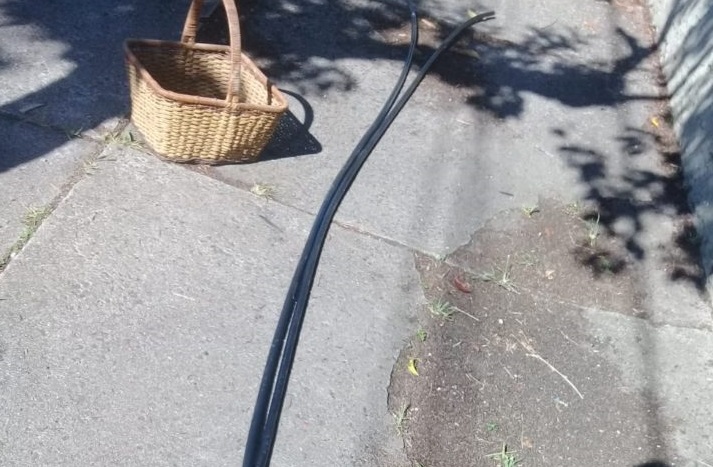 Imagem referente a Com cesta de Chapeuzinho Vermelho, homem é descoberto furtando cabos em Curitiba