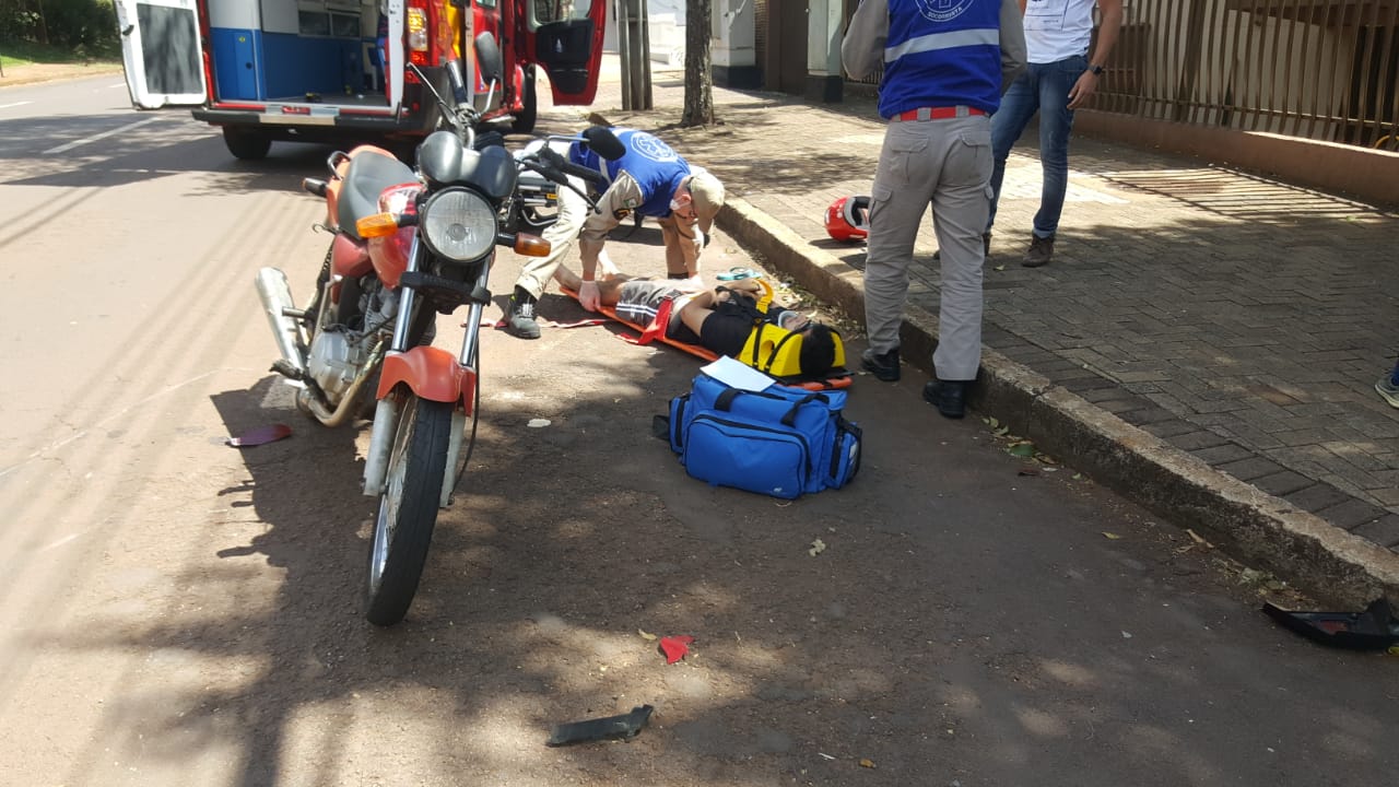 Imagem referente a Motociclista fica ferido após colisão na região central