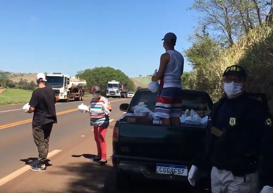 Imagem referente a PRF ajuda família a distribuir comida para caminhoneiros no Paraná