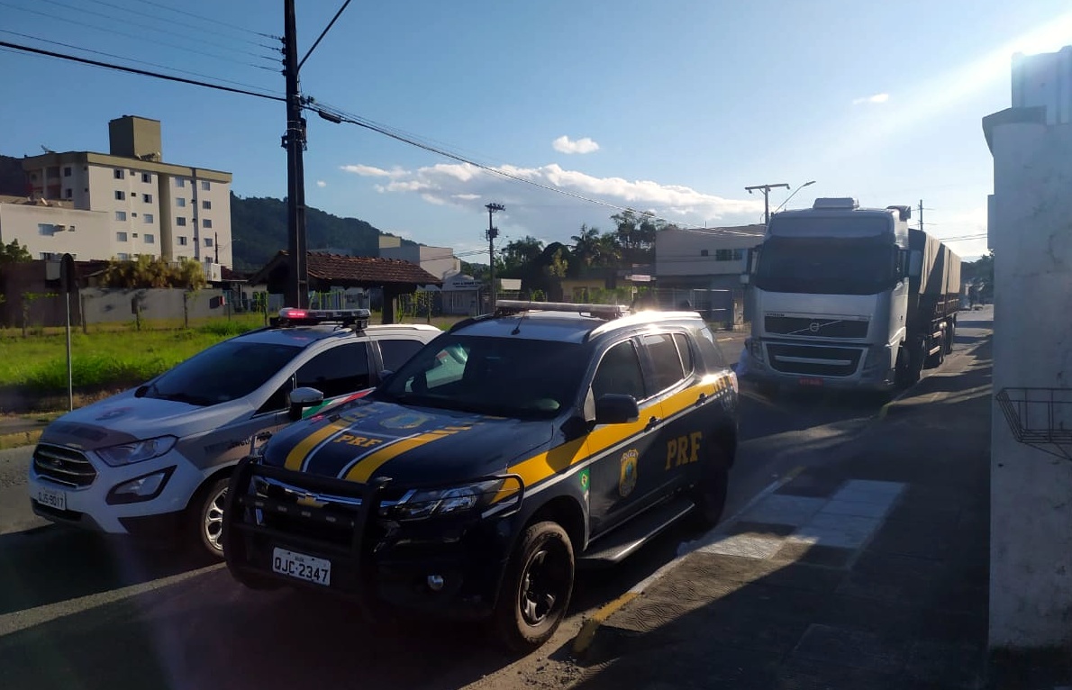 Imagem referente a Ação conjunta PRF e PM recupera bitrem roubado na BR 280 em Jaraguá do Sul