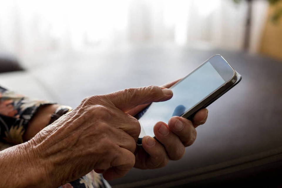 Imagem referente a Celepar aproxima idosos a suas famílias com tecnologia