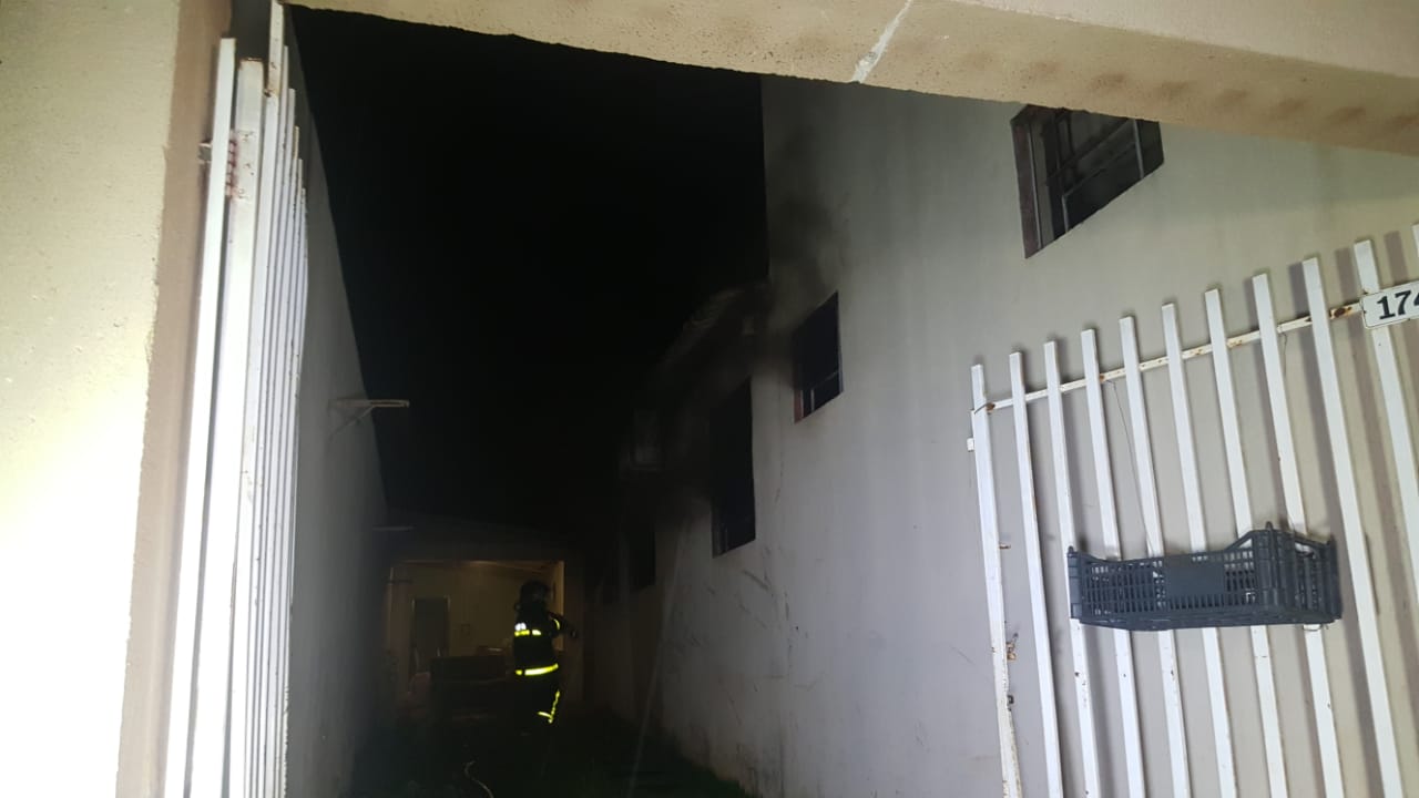 Imagem referente a Incêndio atinge residência no Bairro Periolo