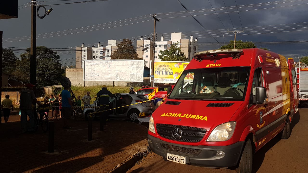 Imagem referente a Duas pessoas se ferem em colisão com três veículos na Rua Manaus