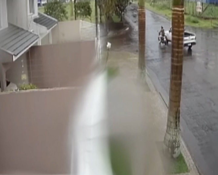 Imagem referente a Vídeo mostra motociclista batendo contra árvore no Bairro Country