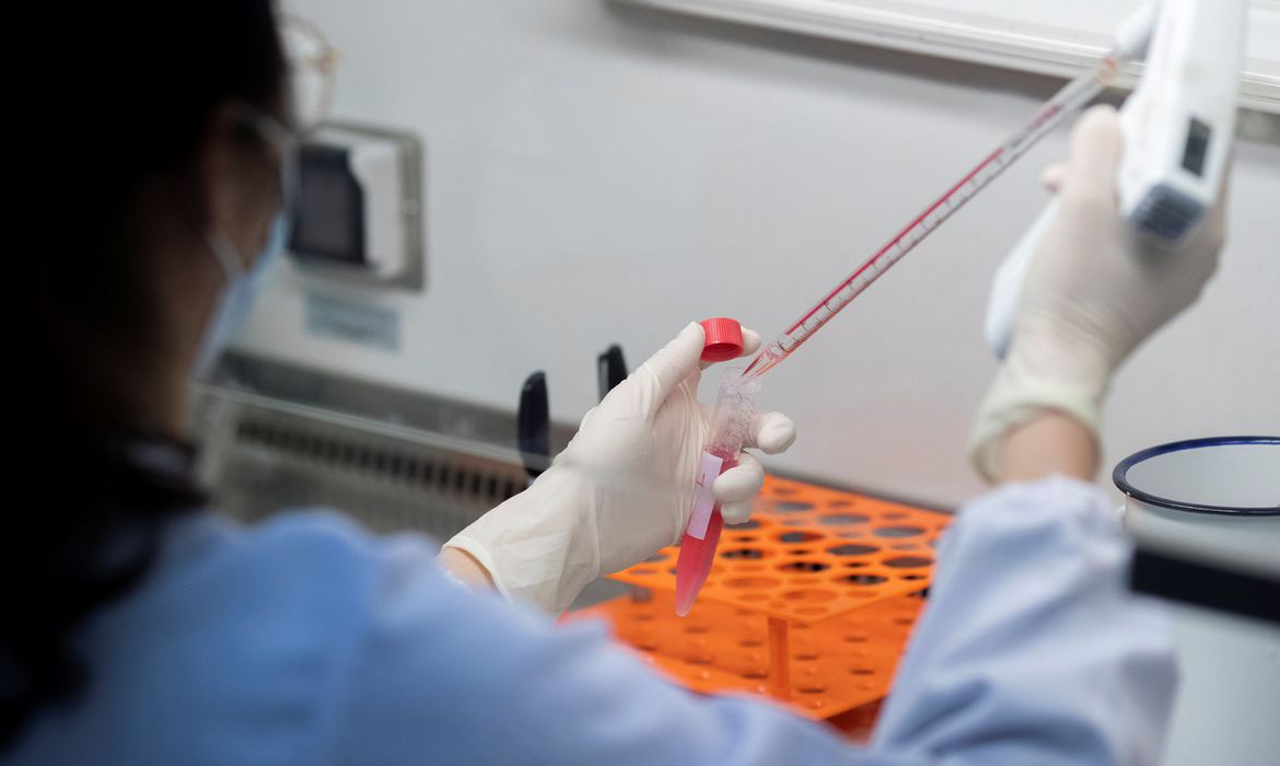 Imagem referente a Com brasileira na equipe, Oxford inicia terceira fase de vacina contra covid-19