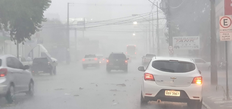 Imagem referente a Tempestade chega e vendaval assusta moradores de Ponta Grossa