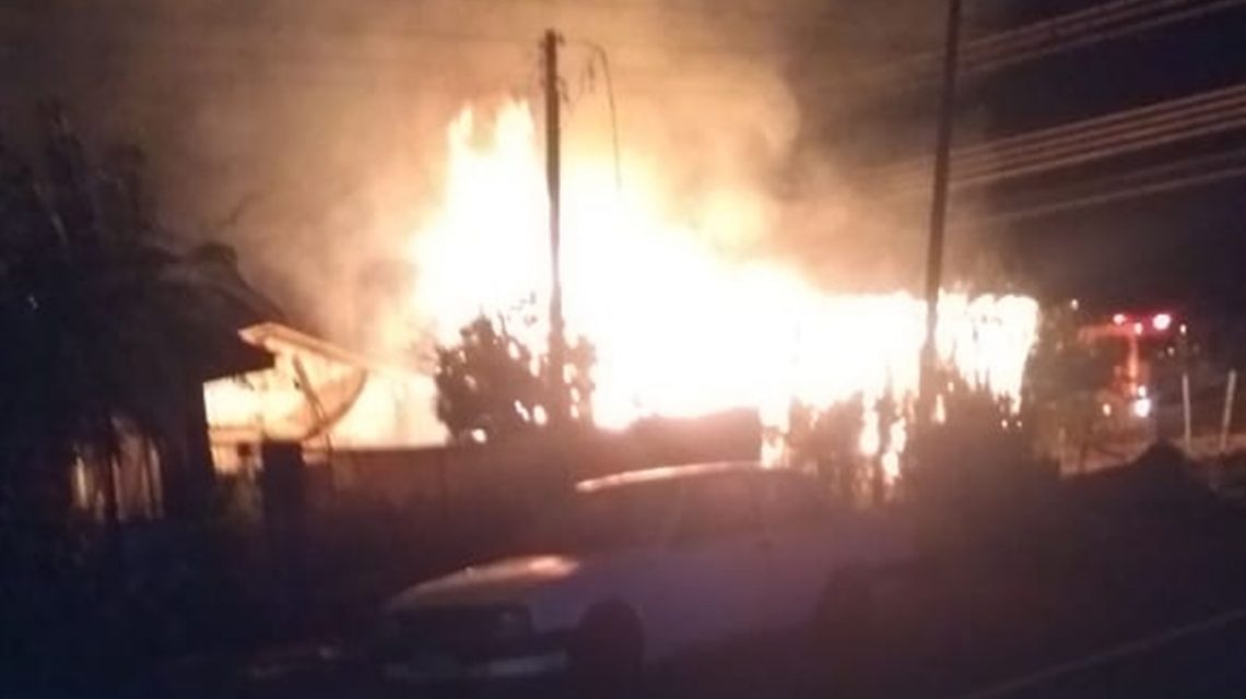 Imagem referente a Casa é destruída por incêndio no Bairro Santa Clara, em Candói