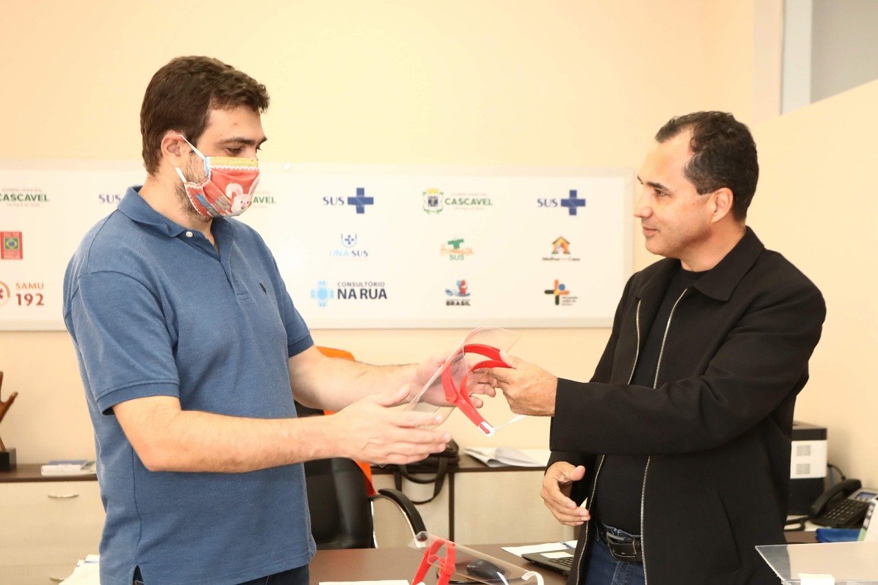 Imagem referente a Saúde recebe escudos faciais e caixas de intubação da Fundetec