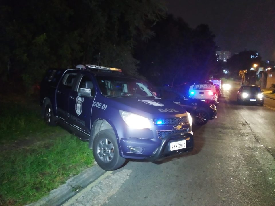 Imagem referente a Suspeito preso por roubo de celulares foge, ataca GM com barra de ferro e morre após ser baleado em Curitiba