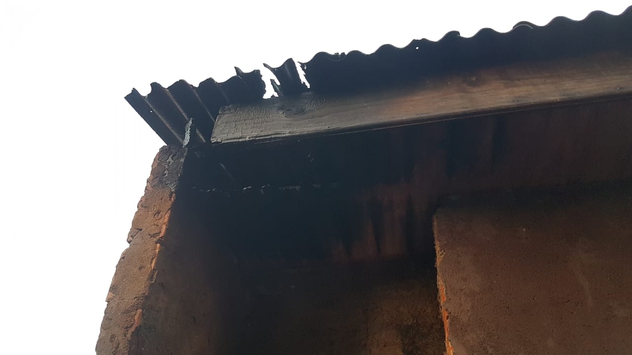 Imagem referente a Incêndio em vegetação chega a atingir telhado de residência