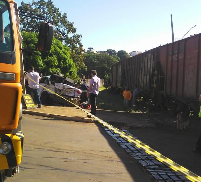 Imagem referente a Carro fica destruído após ser atingido por trem em Jandaia do Sul