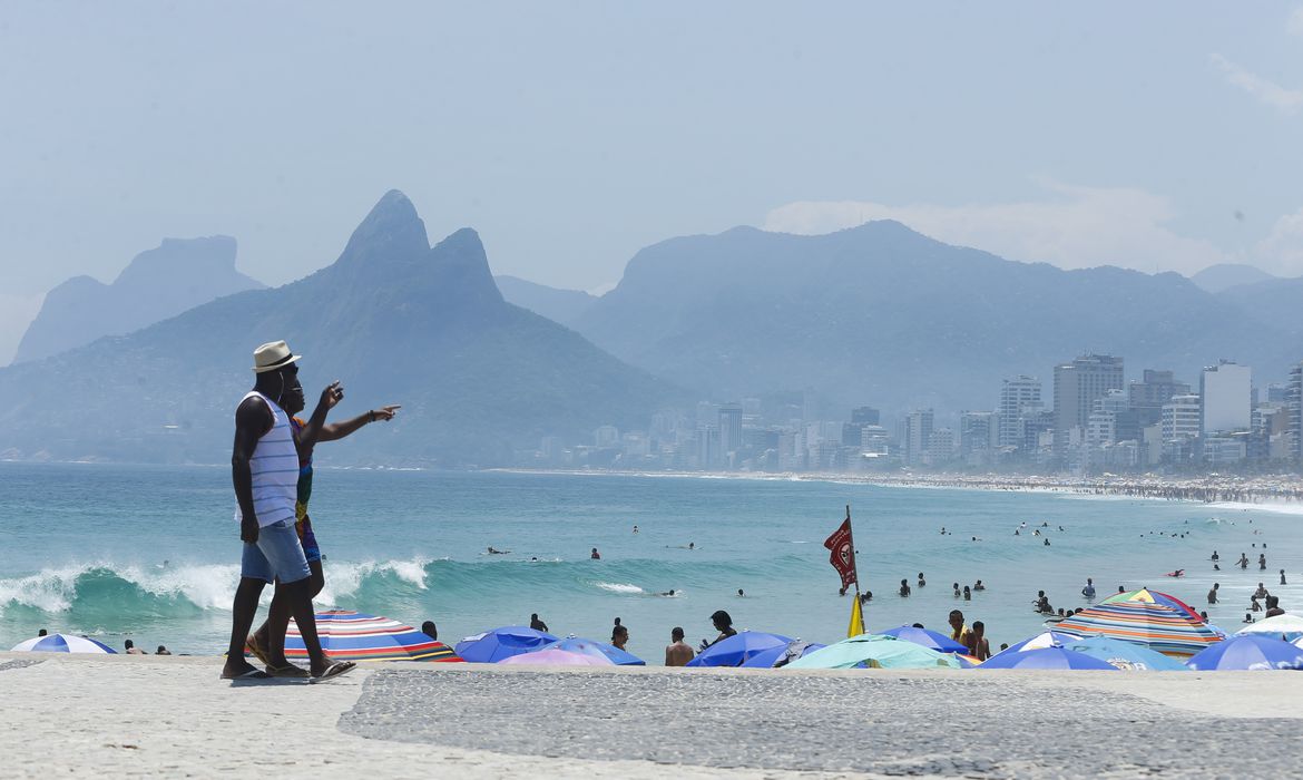 Imagem referente a Cariocas ignoram pedidos de isolamento e vão à praia no feriado