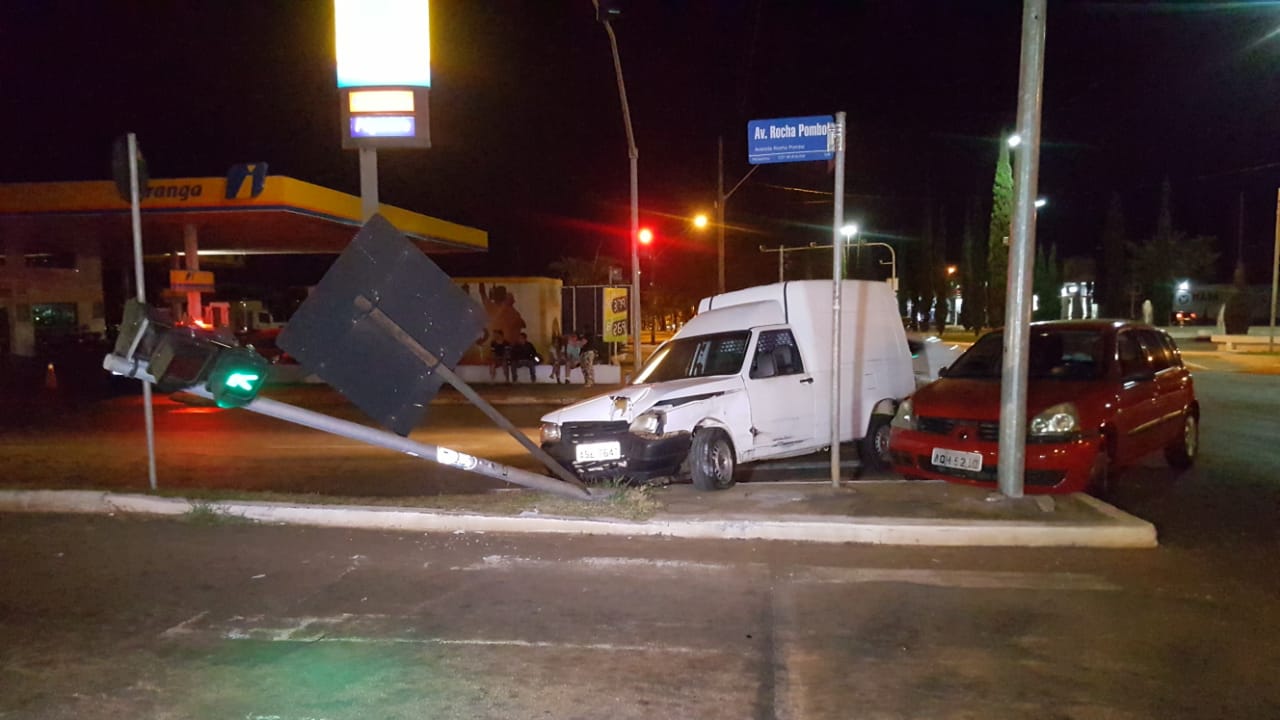 Imagem referente a Três veículos se envolvem em acidente na Avenida Rocha Pombo