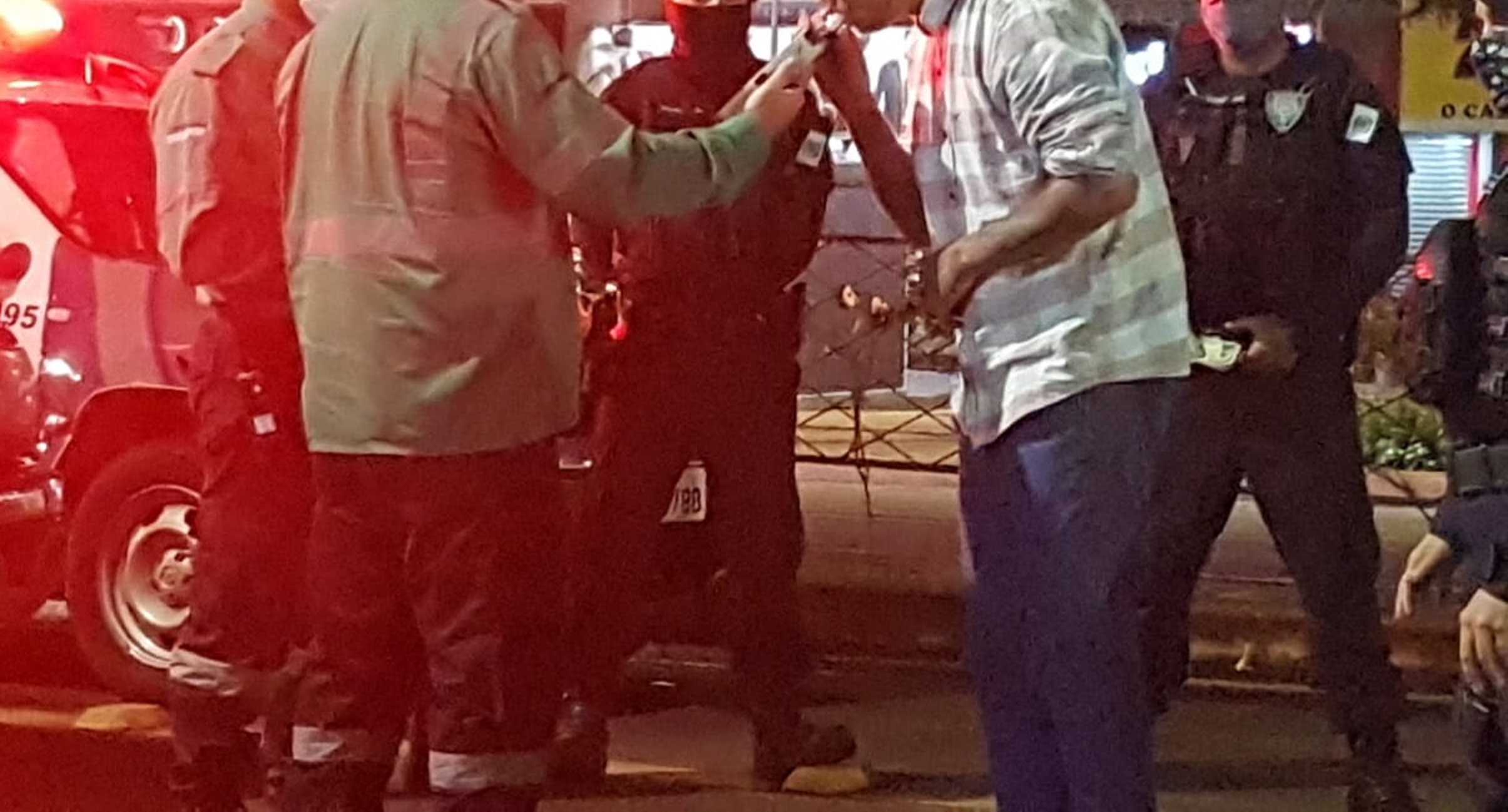 Imagem referente a Motorista passa na frente da GM tomando cerveja, provoca intensa perseguição e é detido por embriaguez