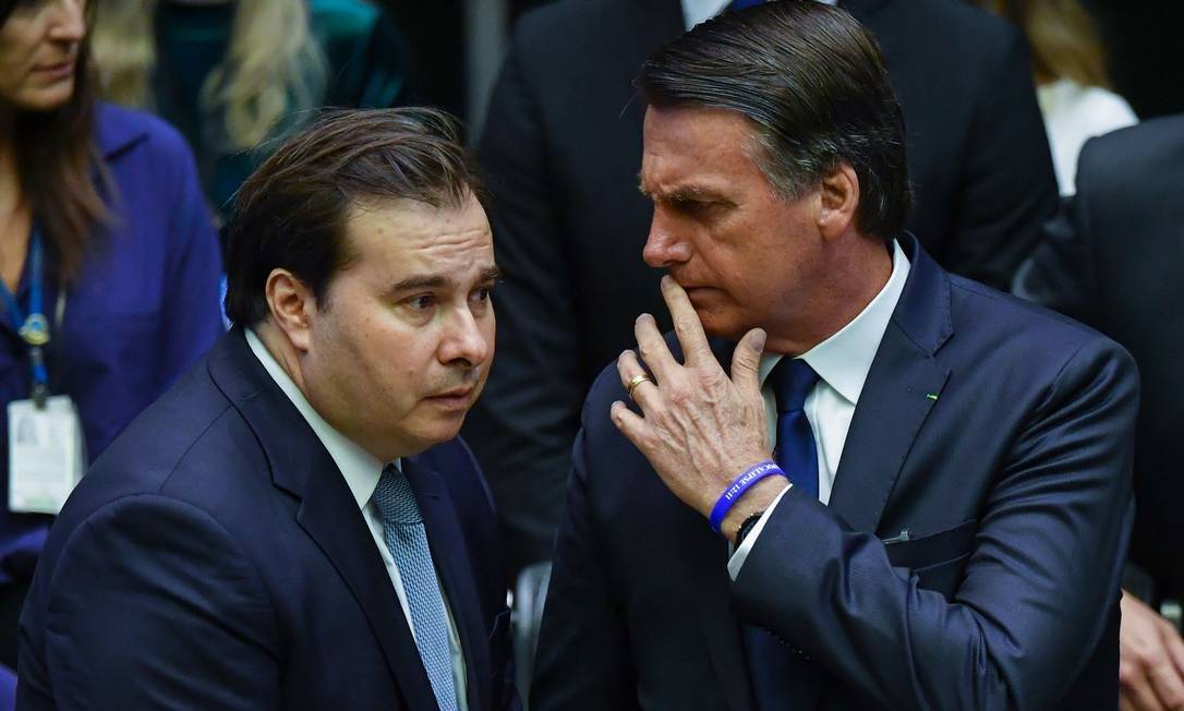 Imagem referente a Bolsonaro se rende à política feita à mesa