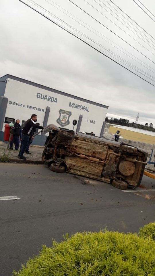 Imagem referente a Com carro tombado, prefeitura de Quatro Barras realiza ação de conscientização sobre segurança no trânsito