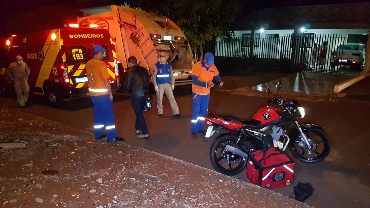 Imagem referente a Motociclista fica ferido ao bater contra caminhão de lixo no Bairro Country