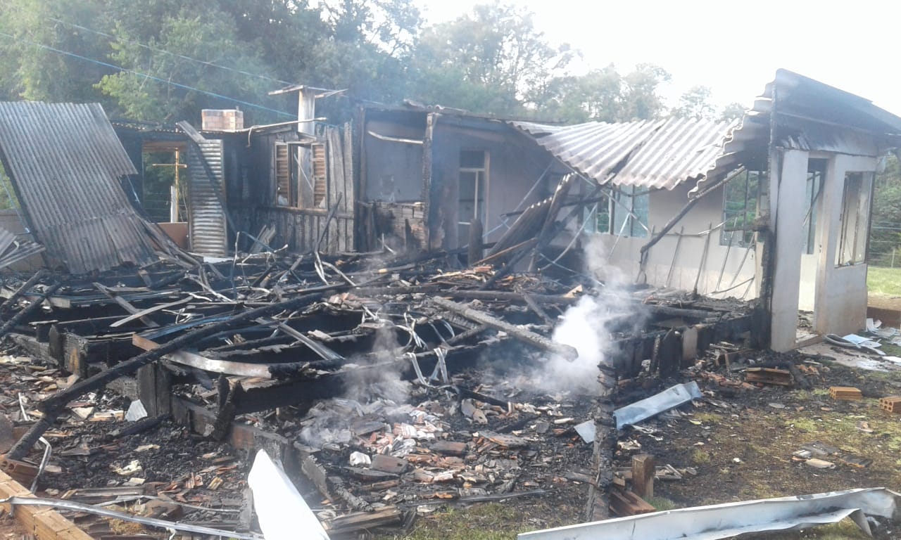 Imagem referente a Incêndio destrói casa na zona rural de Santa Izabel do Oeste