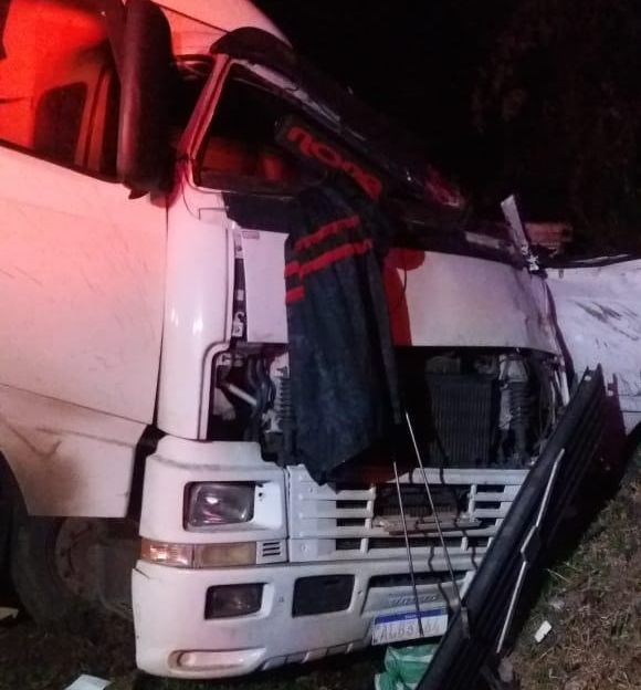 Imagem referente a Caminhoneiro morre em acidente na BR-376, em Ortigueira