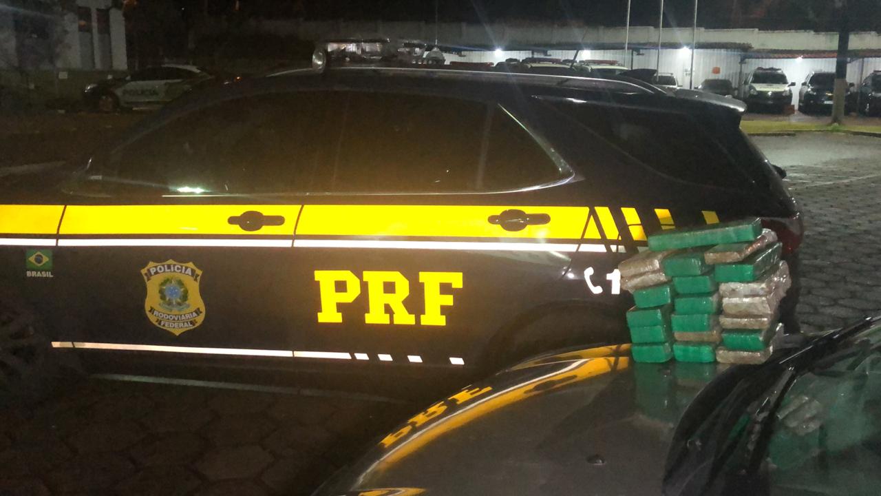 Imagem referente a PRF apreende 18 quilos de maconha em Fiesta na BR-277 em Santa Tereza do Oeste; um homem foi preso