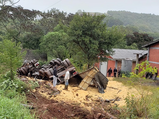 Imagem referente a Caminhão tomba na rodovia PR-562, entre Coronel Vivida e São João