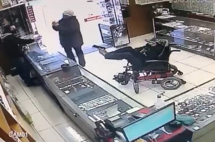 Imagem referente a Cadeirante mudo é preso ao tentar assaltar relojoaria com pistola no pé; veja o vídeo