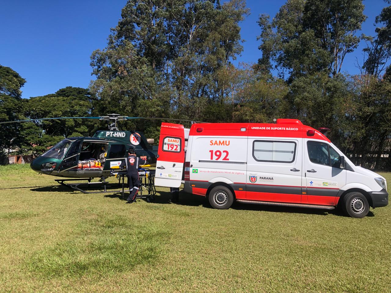 Imagem referente a Vítima de grave acidente entre carro e moto é socorrida pelo helicóptero do Paraná Urgência