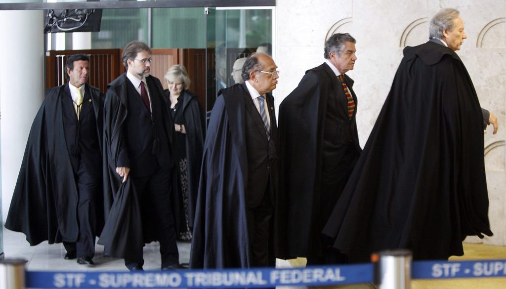 Imagem referente a A ditadura também veste toga – por Caio Gottlieb