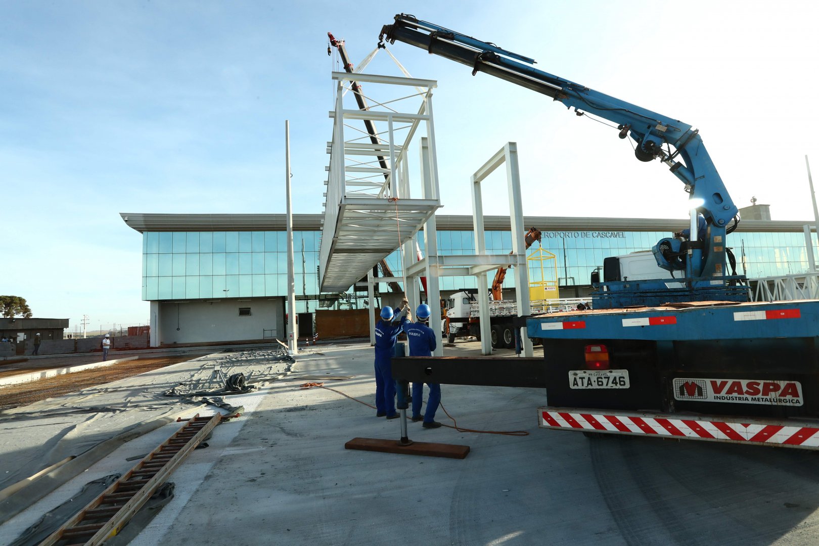 Imagem referente a Veja primeira estrutura de embarque sendo instalada no Aeroporto de Cascavel