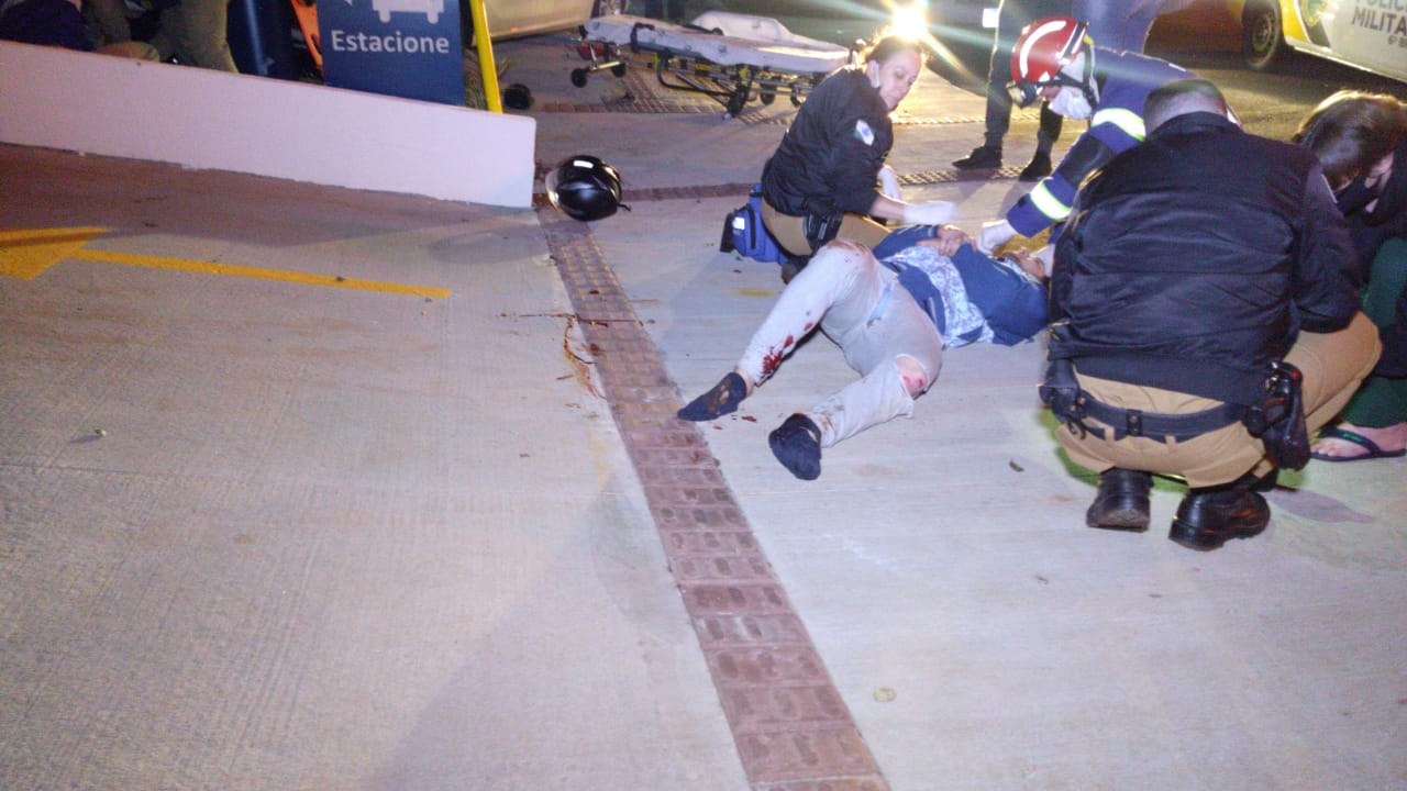 Imagem referente a Forte colisão entre carro e moto deixa homem e mulher feridos no Centro de Cascavel