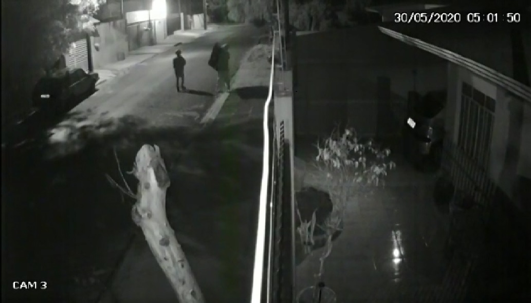Imagem referente a Câmera de segurança flagra furto durante a madrugada em residência no Cascavel Velho