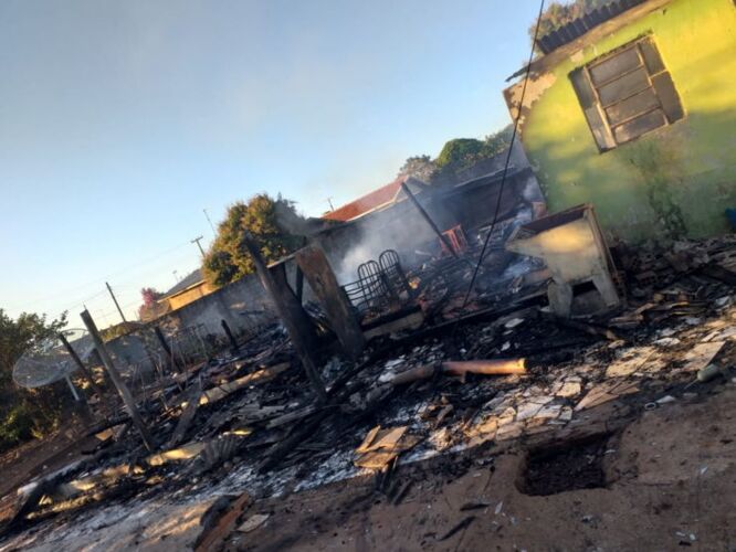 Imagem referente a Casa é destruída por fogo no distrito de Jacutinga, em Ivaiporã