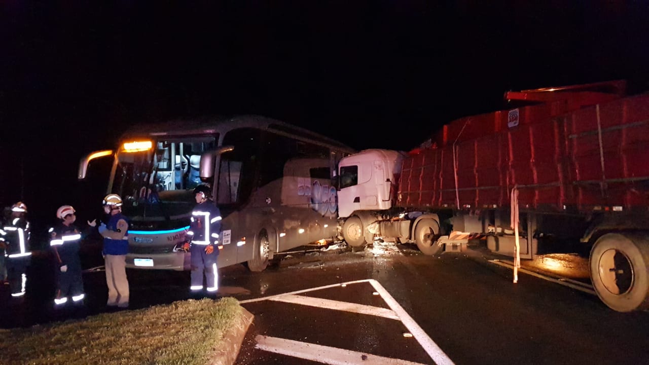 Imagem referente a Carreta e ônibus se envolvem em grave acidente na BR-277
