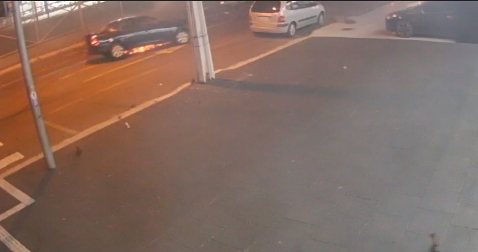 Imagem referente a Carros rodam na pista após forte colisão na Avenida Brasil, no São Cristóvão