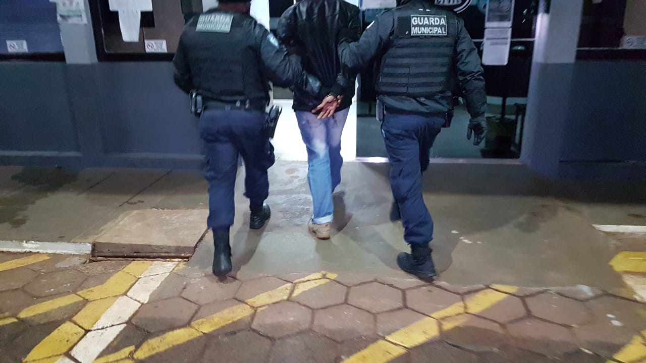 Imagem referente a Jovem é detido pela Guarda Municipal após ameaçar o pai com faca